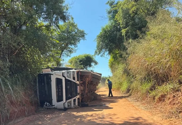 Carreta tomba na Estrada da Corredeira
