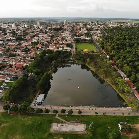 Proprietário encontra academia arrombada e bebidas furtadas aparecem com suspeitos perto do lago