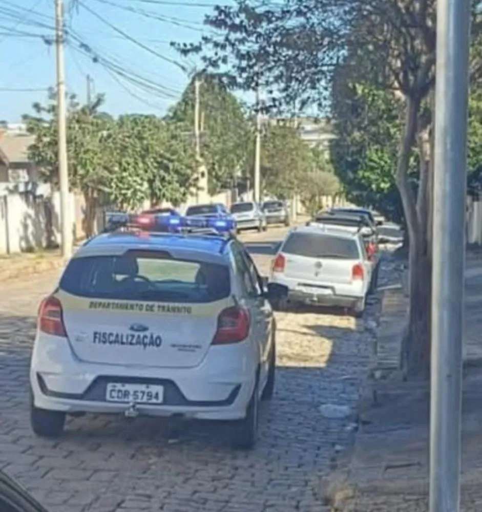 Quem multa a fiscalização? Empresária questiona posição de carro oficial após receber autuação em Garça