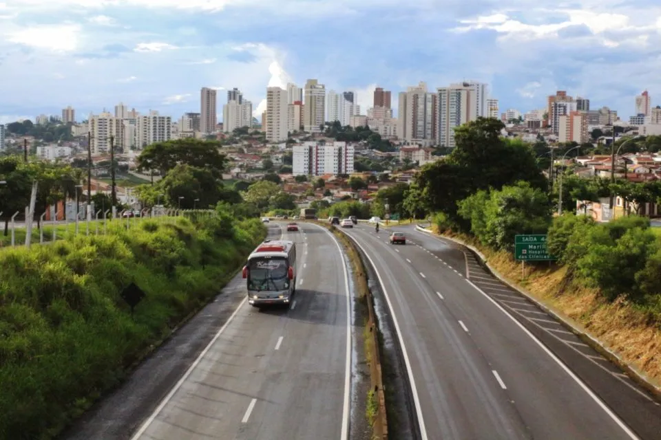 Bafômetro explode limite e professora é presa após grave acidente na SP-294