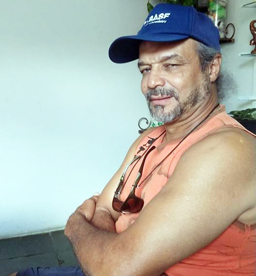 Amigos choram morte de Baiano. Sepultamento será às 14 horas