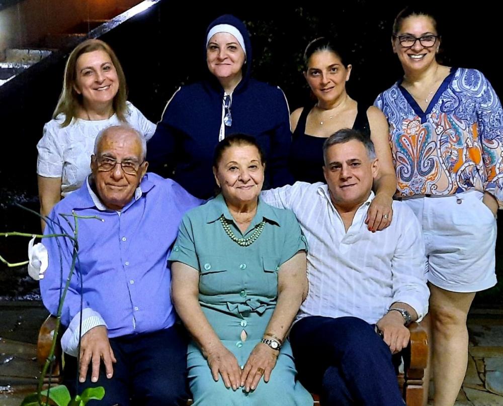 Armando, a esposa e os filhos Nazira, Samira, Samir, Fátima e Suzana