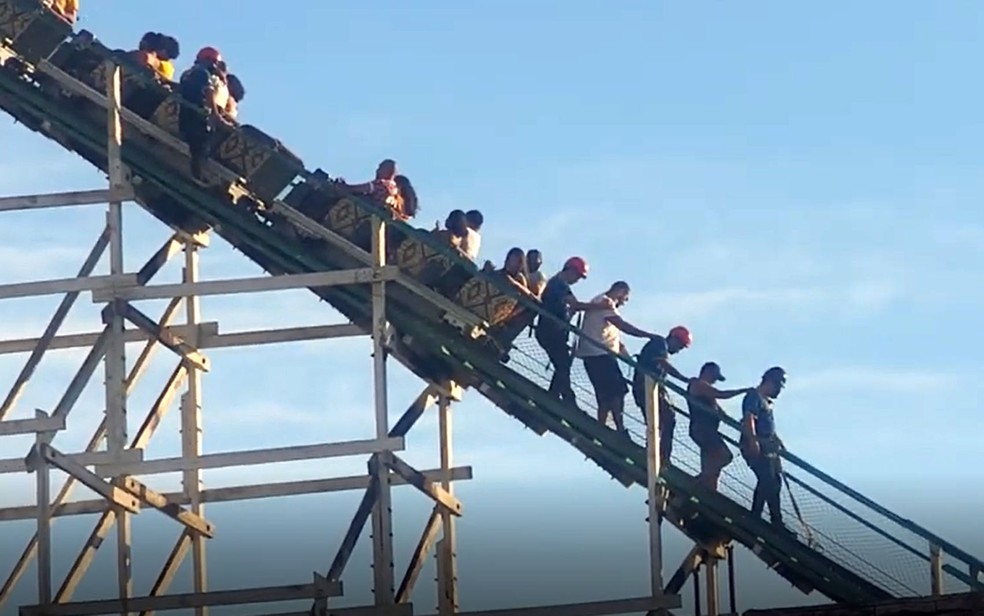 Perigo: Peça de montanha-russa se solta com brinquedo em movimento no Hopi Hari