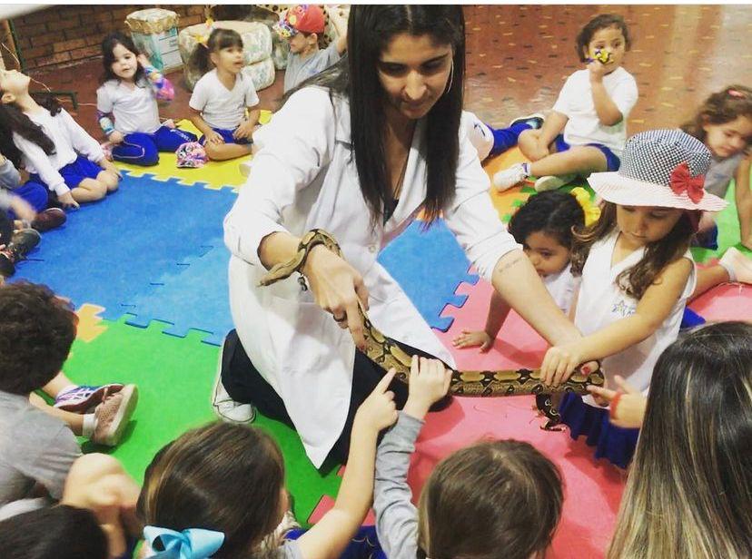 Fernanda manuseia jiboia durante palestra à alunos 