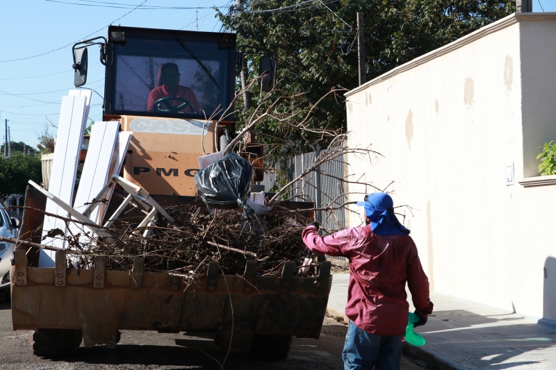Prefeitura recolhe material descartado por moradores 