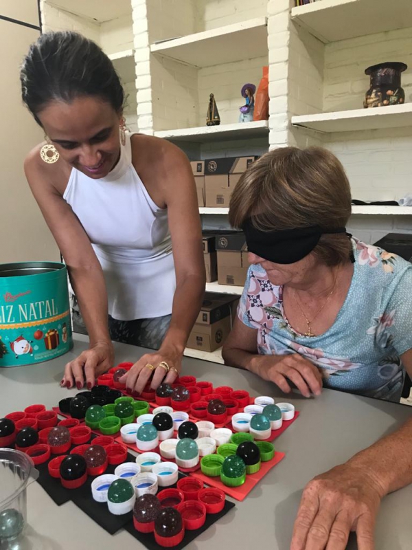 Com baixa visão, proprietária da Florallis cria projeto para ensinar braille a deficientes visuais