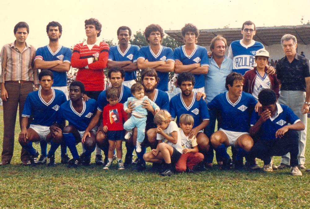 Taruguinho (agachado da esquerda para a direita) defendeu a forte equipe do Garça F.C