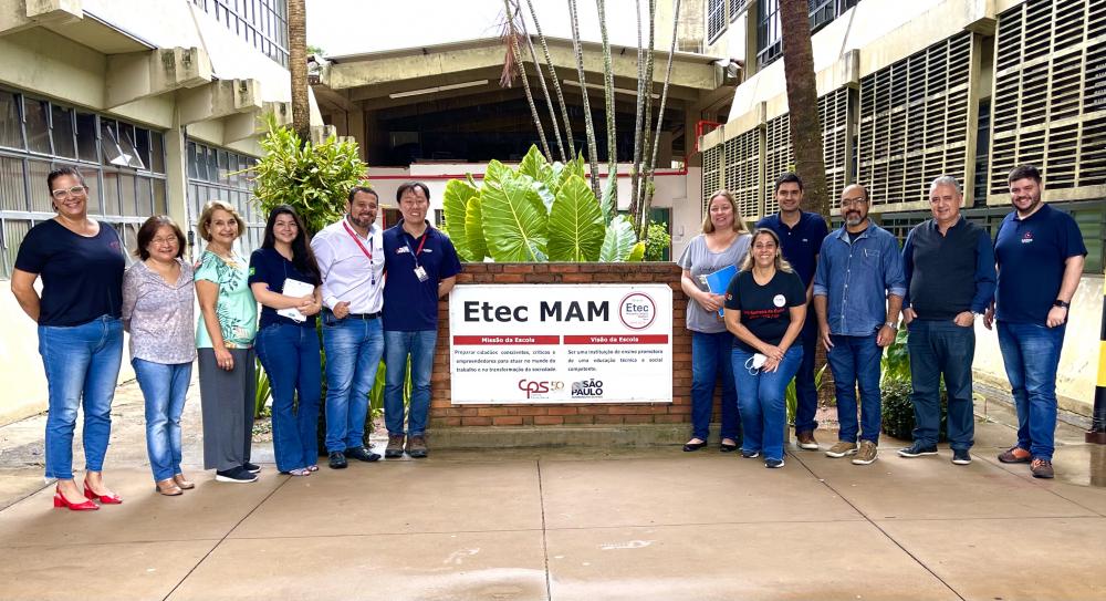 Equipe da Etec durante recepção a colaboradores da Garen Automação 