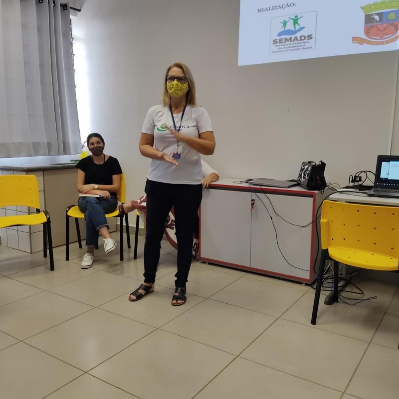 Ellen Sganzerla durante apresentação do projeto 