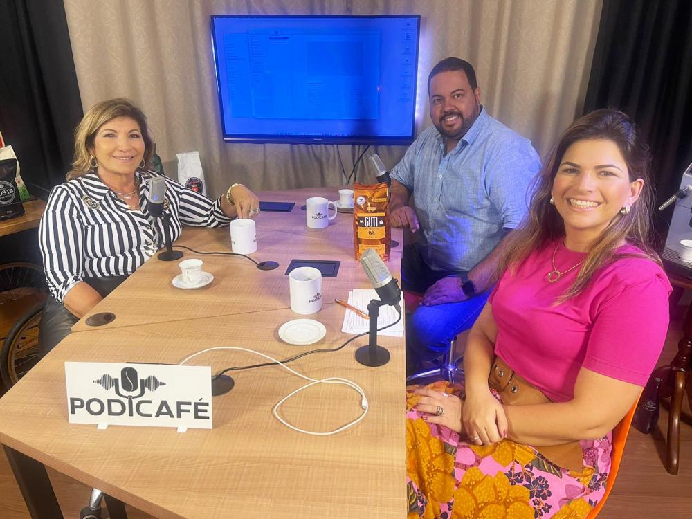 Mara Peres foi a primeira entrevistada no Podicafé, comandado por Fábio Dias e Mari Peres