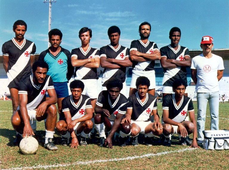 Carlitão (com a bola) com os atletas que defendiam a equipe da Cavalcante