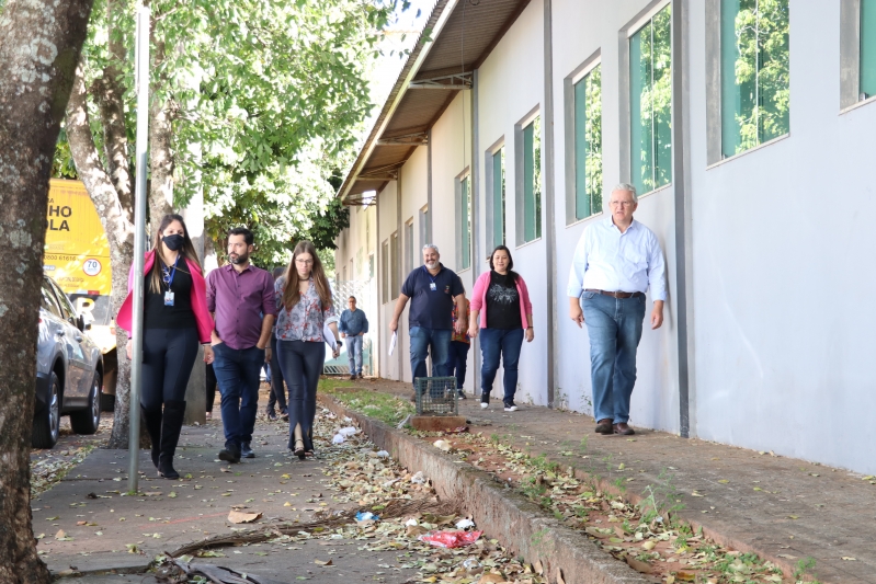Prefeito e secretários durante vistoria aos imóveis