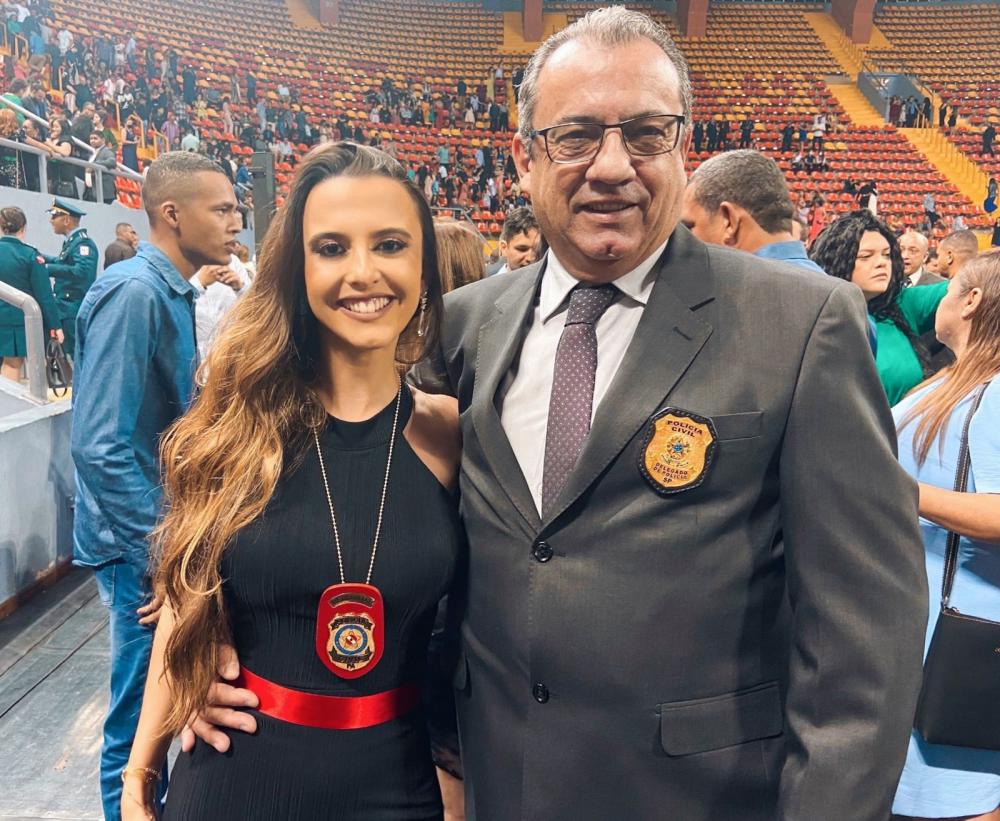 Isabella e seu pai, o delegado Ricardo Martines, diretor do Deinter 4 